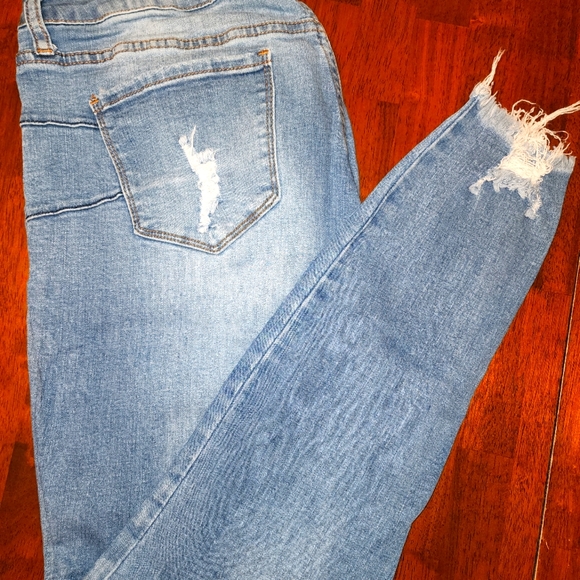 Mid Rise Booty Support Skinny Jeans - Picture 4 of 5